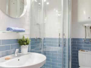 Koupelna v ubytování Apartment Cabopino-1 by Interhome + 37 fotografií