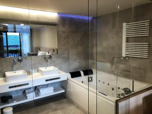 A bathroom at Villa de Plan Apartments&Suites