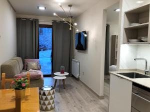 A kitchen or kitchenette at Villa de Plan Apartments&Suites