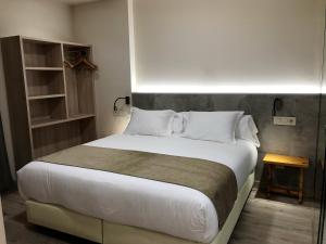 A bed or beds in a room at Villa de Plan Apartments&Suites
