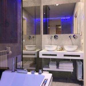 A bathroom at Villa de Plan Apartments&Suites