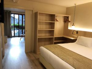 A bed or beds in a room at Villa de Plan Apartments&Suites