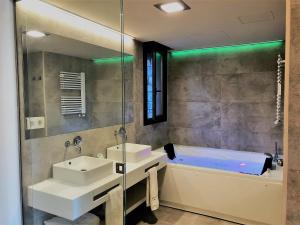 A bathroom at Villa de Plan Apartments&Suites
