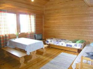 JokijärviにあるHoliday Home Riitula by Interhomeのキャビン内のベッドとテーブル付きの部屋