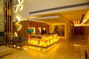 un vestíbulo con un bar con flechas en la pared en KVM Hotels Srirangam en Tiruchchirāppalli