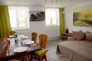 a living room with a table and a bed at Grafenblick, Ferienwohnung mit Aussicht! in Elbe