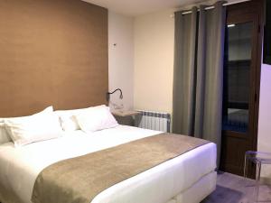 A bed or beds in a room at Villa de Plan Apartments&Suites