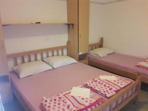 Postel nebo postele na pokoji v ubytování Apartmani Bugarski