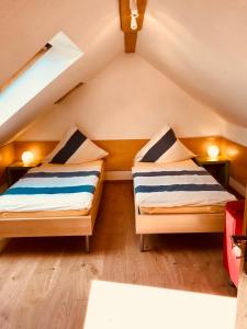 Säng eller sängar i ett rum på Ferienwohnungen "Am Mühlteich"