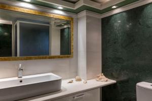 Ένα μπάνιο στο 165 sm Penthouse Maisonette Apartment +26 φωτογραφίες