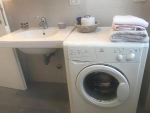 W łazience znajduje się pralka i umywalka. w obiekcie Casa Valparaiso w mieście Chiavari