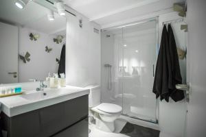 A bathroom at Almudena Modern & luxury space near Plaza Mayor Még 37 kép