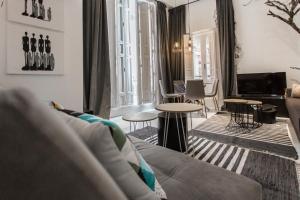 A television and/or entertainment centre at Almudena Modern & luxury space near Plaza Mayor