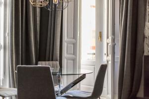 A seating area at Almudena Modern & luxury space near Plaza Mayor