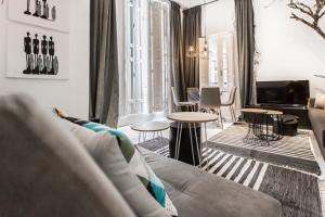A television and/or entertainment centre at Almudena Modern & luxury space near Plaza Mayor