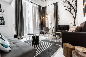 A seating area at Almudena Modern & luxury space near Plaza Mayor