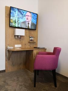 TV a/nebo společenská místnost v ubytování Hotel Bayerischer Hof