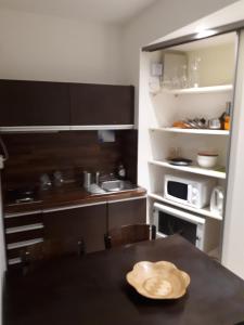 - une cuisine avec une table et un chapeau dans l'établissement Útulný apartmán v Bratislava 6, à Bratislava