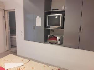 TV a/nebo společenská místnost v ubytování Apartmani Bugarski