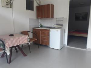 Kuchyň nebo kuchyňský kout v ubytování Apartmani Bugarski
