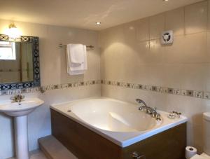 La salle de bains est pourvue d'une baignoire et d'un lavabo. dans l'établissement Calf's Head Hotel, à Clitheroe