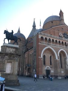 een groot gebouw met een standbeeld ervoor bij Ciao Amore in Padua