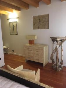 een woonkamer met een dressoir en een tafel bij Ciao Amore in Padua