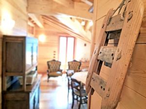 - une porte en bois dans une chambre avec une table et des chaises dans l'établissement Casa Vacanza in tipico Chalet di montagna, à Varzo