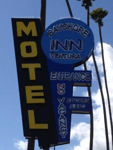 una señal de entrada a un restaurante en Bayshore Inn Ventura, en Ventura