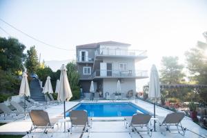 Bazén v ubytování Pessada Bay Studios and Apartments nebo v jeho okolí