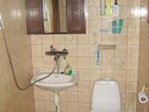 um banheiro com pia e vaso sanitário em Holiday Home Takaharju by Interhome em Karvonen