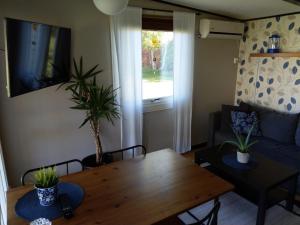 TV a/nebo společenská místnost v ubytování Kvarngården Natur Resort