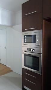 a kitchen with a stainless steel oven and cabinets at Cozy Island Apartment II RAAL 2162 in Lagoa