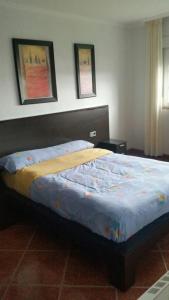 カマリーニャスにあるPISO HARLEYのベッドルーム1室(青い掛け布団付きのベッド1台付)