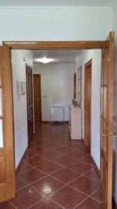 an empty room with a kitchen with a tiled floor at PISO HARLEY in Camariñas