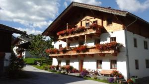 un edificio con flores en sus balcones en Landhaus Ganzer, en Niedernsill