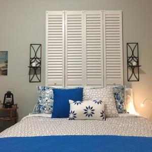 Una cama o camas en una habitación de Walk to Restaurants and Shops - 5S