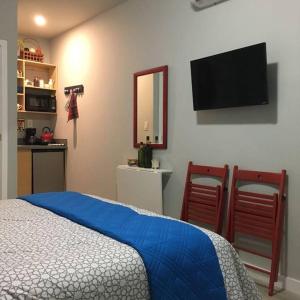 Una televisión o centro de entretenimiento en Walk to Restaurants and Shops - 5S 30 fotos más