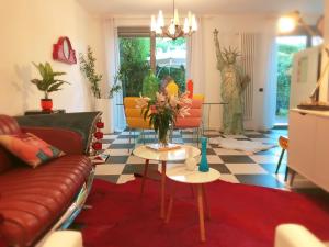 A seating area at Incantevole appartamento anni 50'
