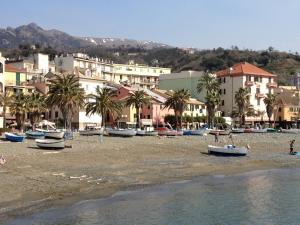 a group of boats on the shore of a beach at Hotel La Torre in Cogoleto