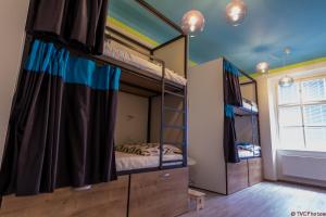 Tempat tidur dalam kamar di The RoadHouse Prague