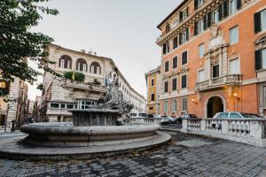 una fuente en medio de una calle con edificios en Fontana Più Stella, en Roma