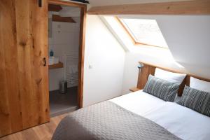 a bedroom with a bed and a skylight at B&B 't Inj in Horn