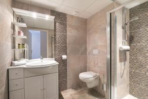 パライユ・ル・モニアルにあるMédicis Home Paray le Monialのバスルーム(トイレ、洗面台、シャワー付)