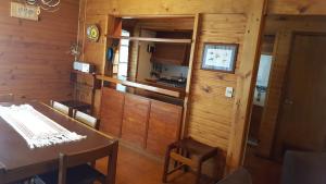 una cucina e una sala da pranzo in una cabina di legno di El Maiten 5 a San Martín de los Andes