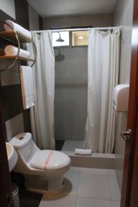 Ett badrum på Hotel Puerto Banana
