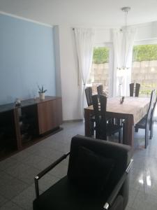 a dining room with a table and chairs at Moderne Wohnung in Elz in Elz