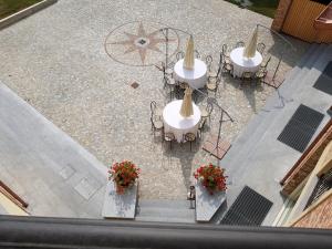 an overhead view of a patio with tables and chairs at Cascina Speranza Hotel in Riva presso Chieri