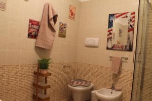 A bathroom at Incantevole appartamento anni 50'