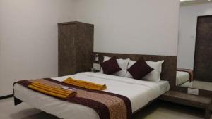 Postel nebo postele na pokoji v ubytování Hotel Vyankatesh & Pure Veg Restaurant